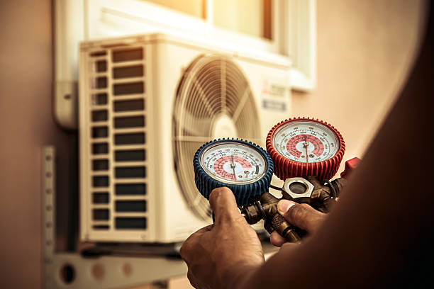 Professional Hvac technician working in Lynnville, IN